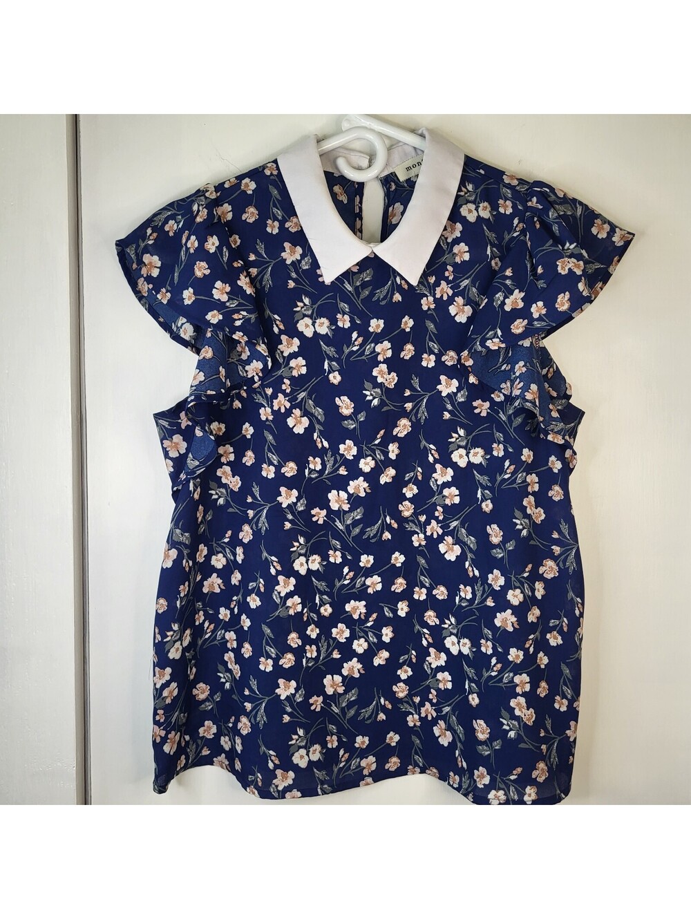 Monteau Los Angeles blouse a navy floral pattern and a contrasting white collar.